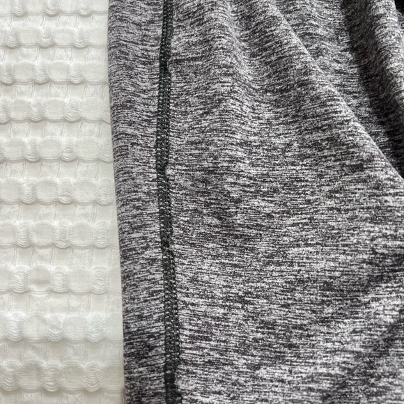 Patagonia Woman’s Heather Grey Centered Yoga Crop Leggings - Picture 12 of 14